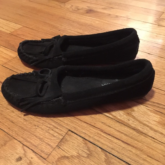 Minnetonka Shoes - Minnetonka black leather moccasins - size 6.5